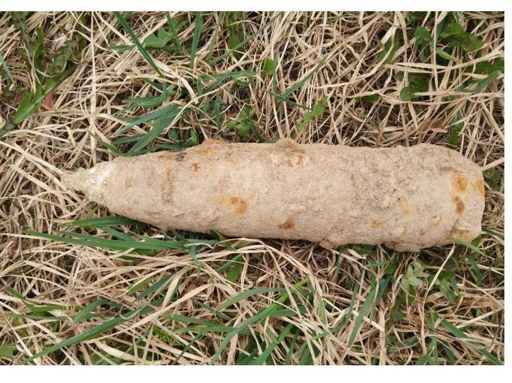 Под Ярцевом рядом с трассой М-1 нашли 105 мм немецкий снаряд