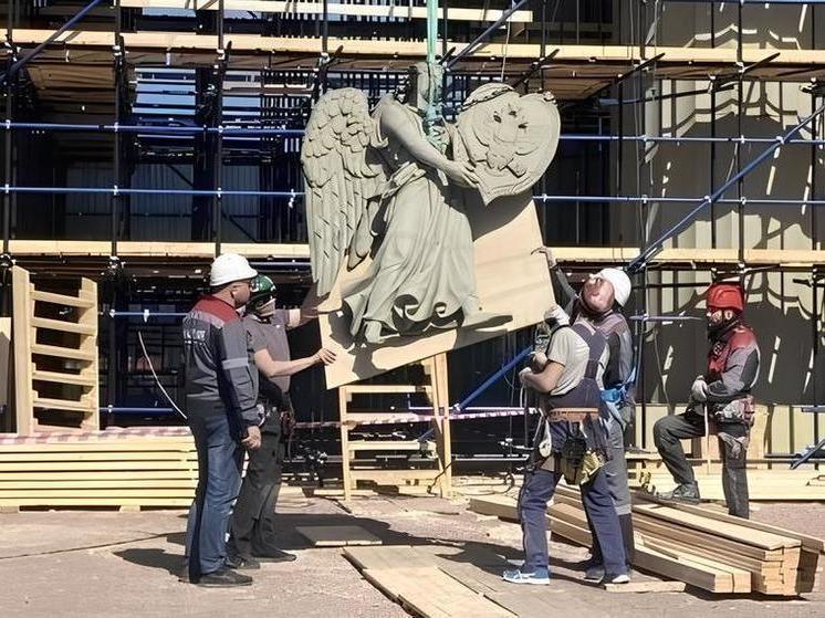 В Петербурге начали реставрацию крылатых гениев с Московских триумфальных ворот