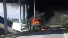 В Подмосковье бензовоз упал с эстакады и загорелся: видео с места аварии
