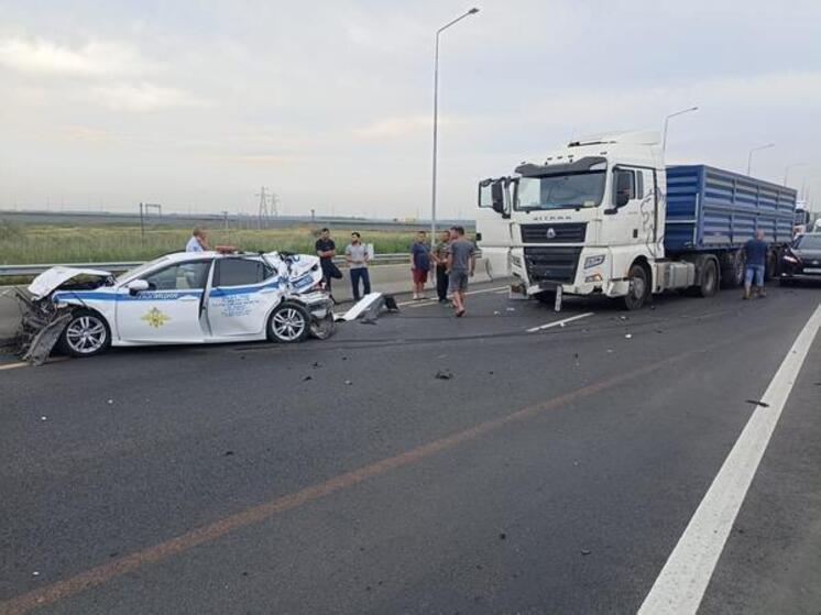 В Ростовской области двое сотрудников ГИБДД пострадали в аварии с зерновозом