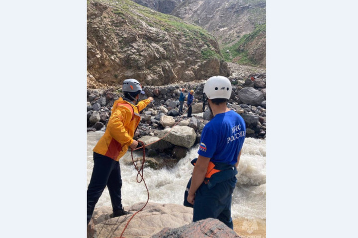 Спасатели помогли сбившимся с маршрута туристам в Баксанском ущелье КБР