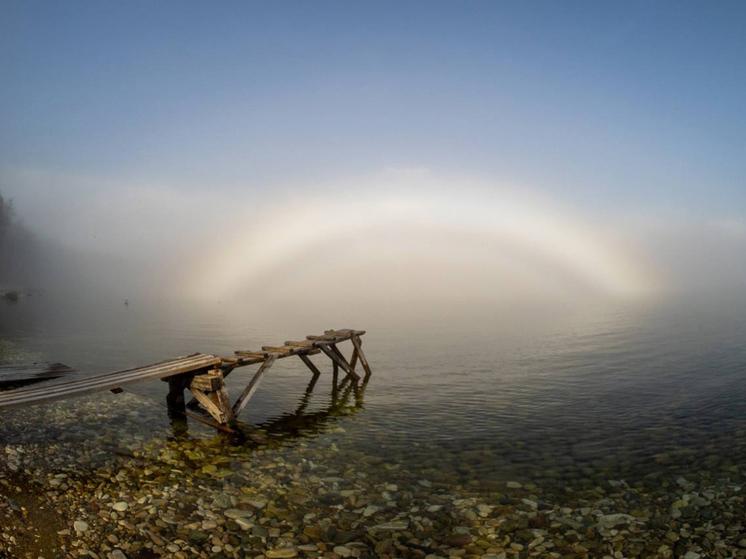 Фотограф запечатлел на Байкале уникальную «белую радугу»