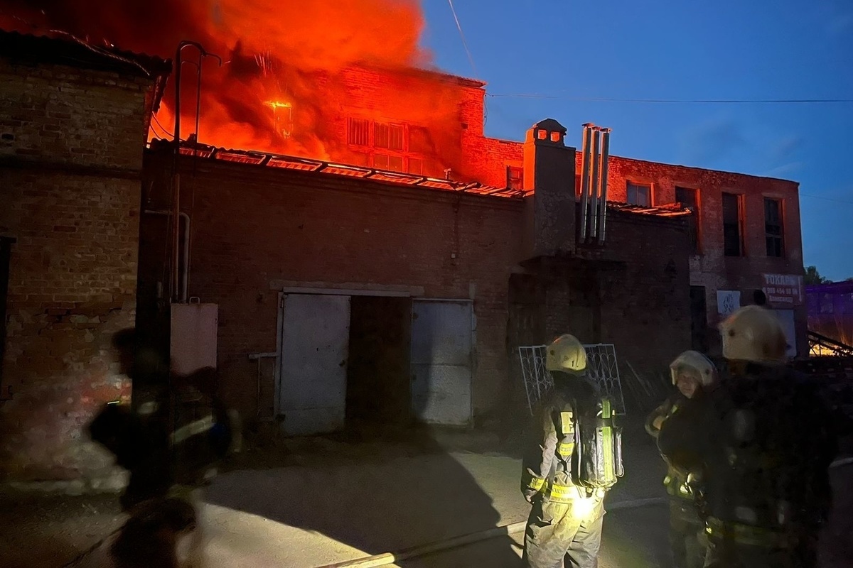 В Советском районе Астрахани тушат крупный пожар на площади 600 кв. м