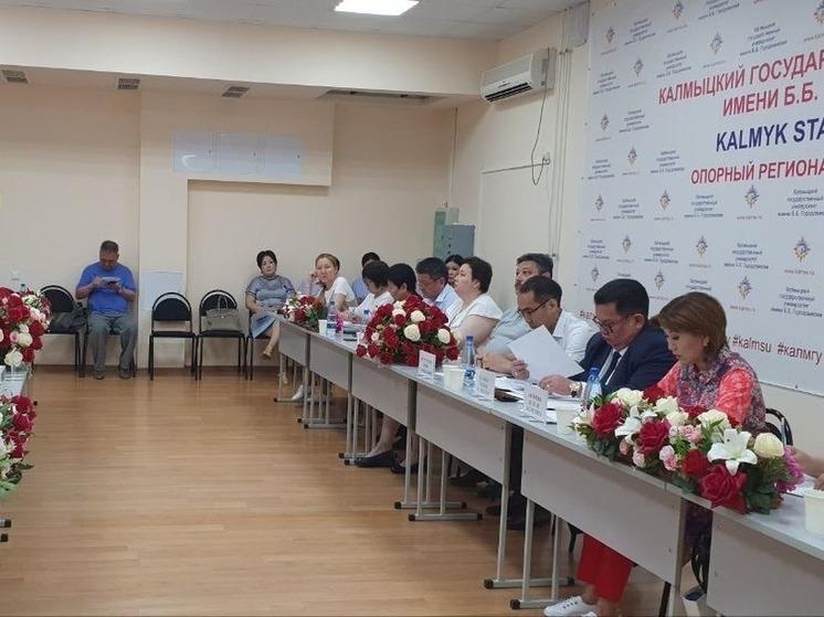 В Калмыкии обсудили дефицит педагогических кадров