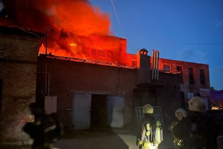 В Астрахани тушат крупный пожар на площади 600 кв.м.