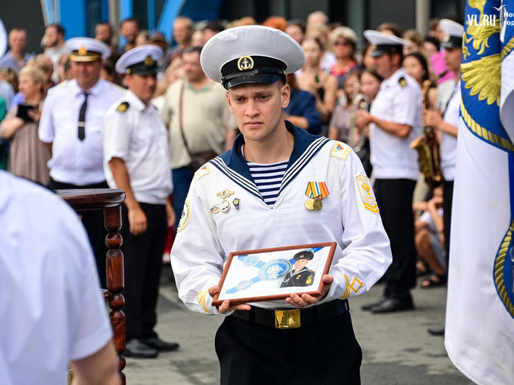 Во Владивостоке вручили дипломы вчерашним курсантам