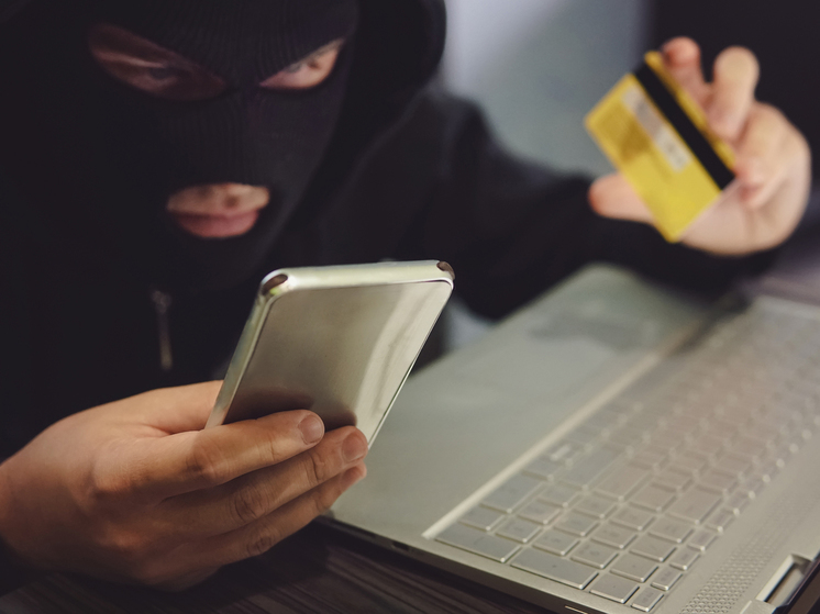 Сахалинец установил на телефон сомнительные приложения и лишился 155 тысяч рублей