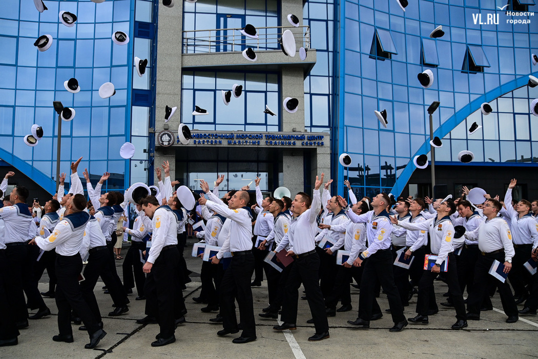 Курсантам МГУ во Владивостоке вручили дипломы: фото