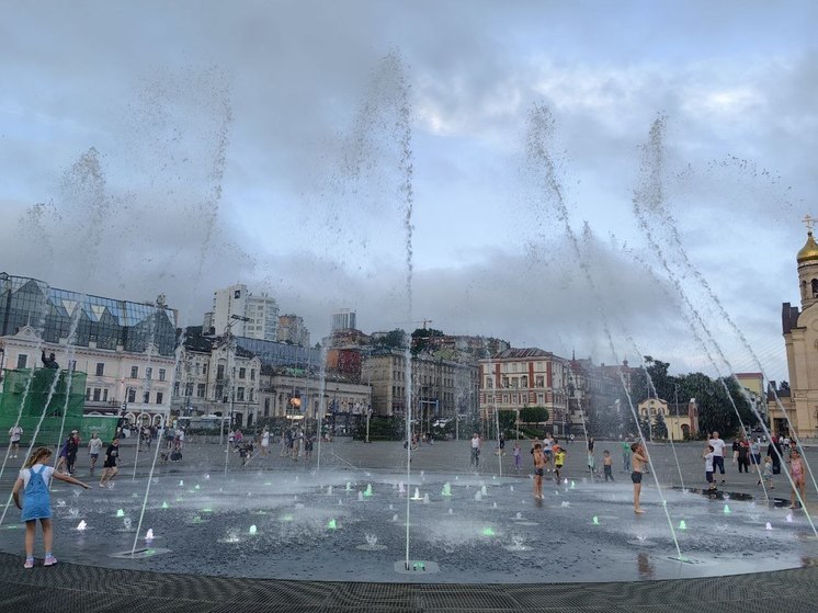 Как работает сухой фонтан в центре Владивостока