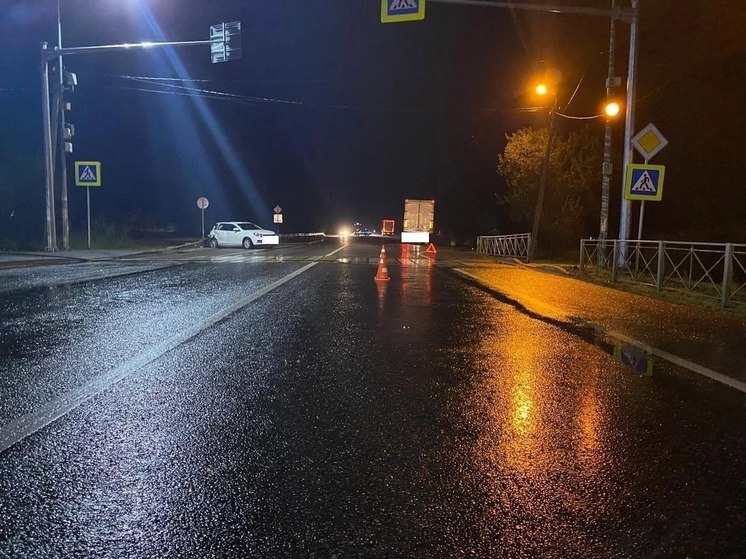 На Ставрополье грузовик протаранил пропускающую пешехода машину: тяжело пострадала женщина