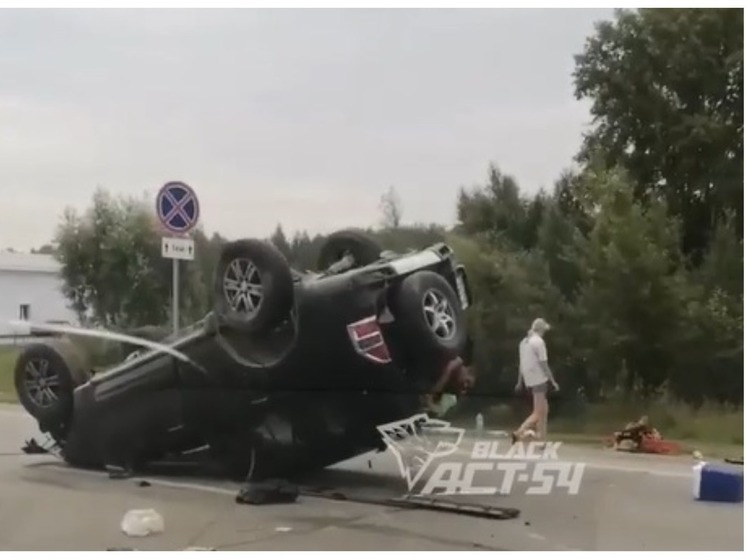 Под Новосибирском внедорожник Mitsubishi Pajero перевернулся на крышу в результате ДТП