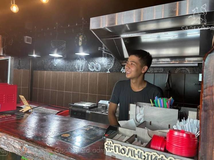 Бургеры и френч-доги с олениной: в Салехарде открылось кафе с ямальским фастфудом