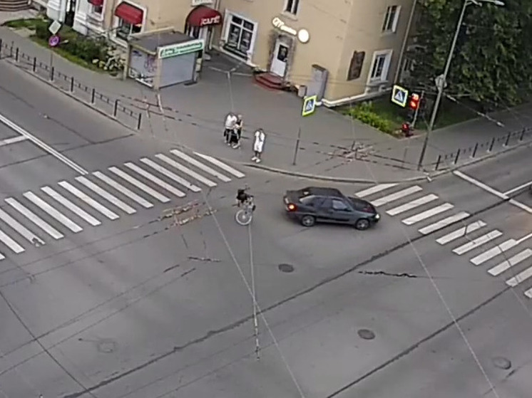 Велосипедист влетел в автомобиль в центре Петрозаводска