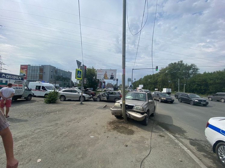 В Новосибирске в массовом ДТП пострадали женщина и 6-летняя девочка