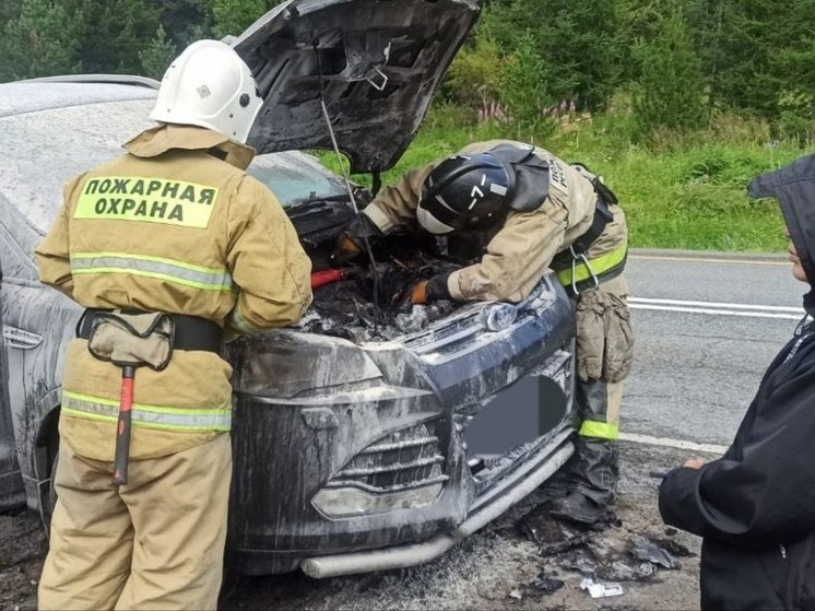 Автомобиль вспыхнул на Семинском перевале на Алтае