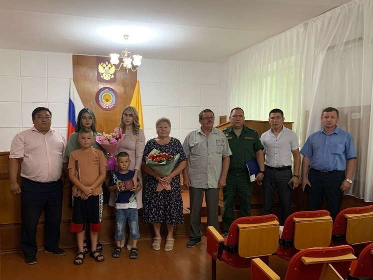 В Калмыкии родным погибшего героя вручили орден Мужества