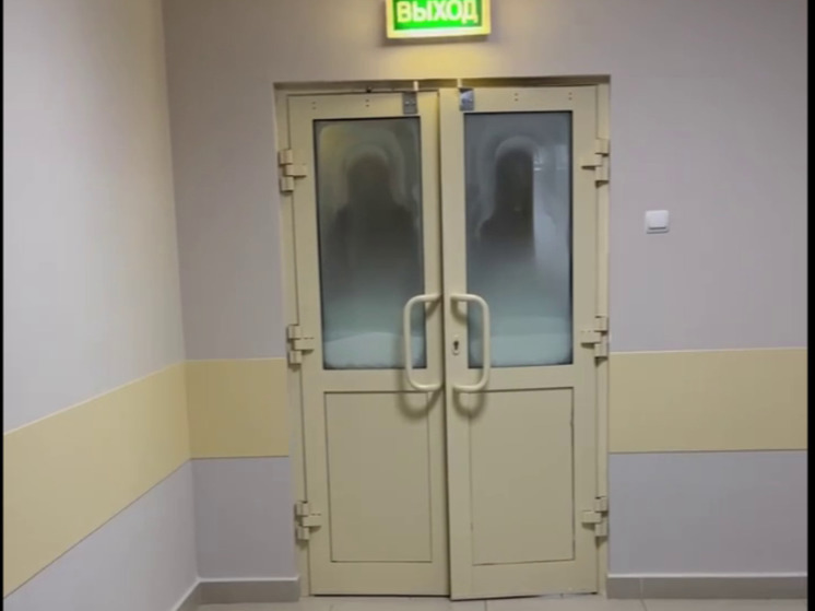 В госпитале имени Вишневского на стеклах дверей проступило изображение Богоматери