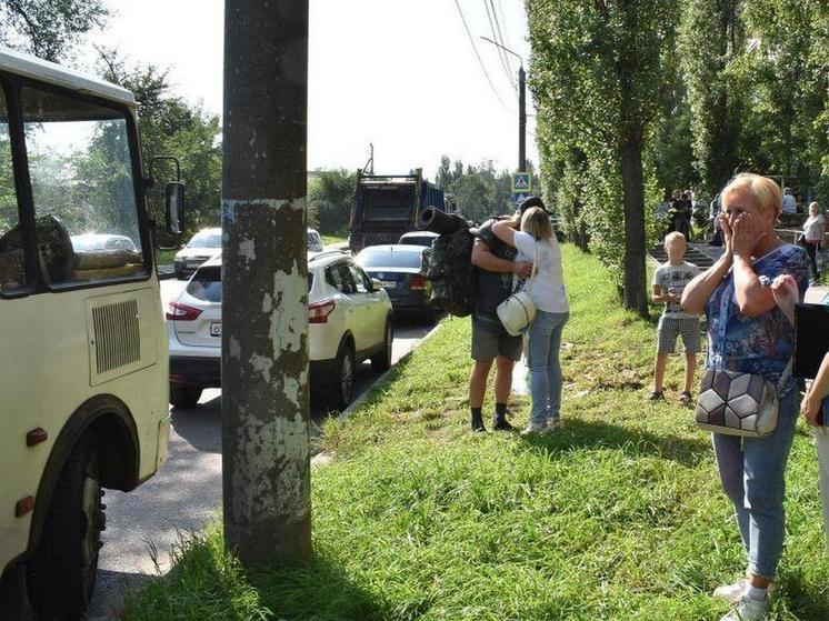В Ленинском и Советском районах Воронежа проводили контрактников в зону СВО