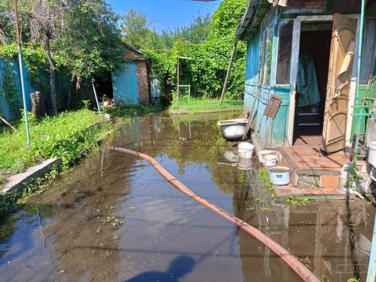 В Курске на Лучистой из дома №87 откачали 72 кубометра образовавшейся после ливней воды