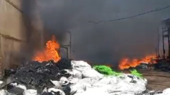 В подмосковной Яхроме загорелся склад производства пластиковых изделий: видео