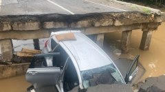 В Приморье под автомобилем рухнул мост: видео с места