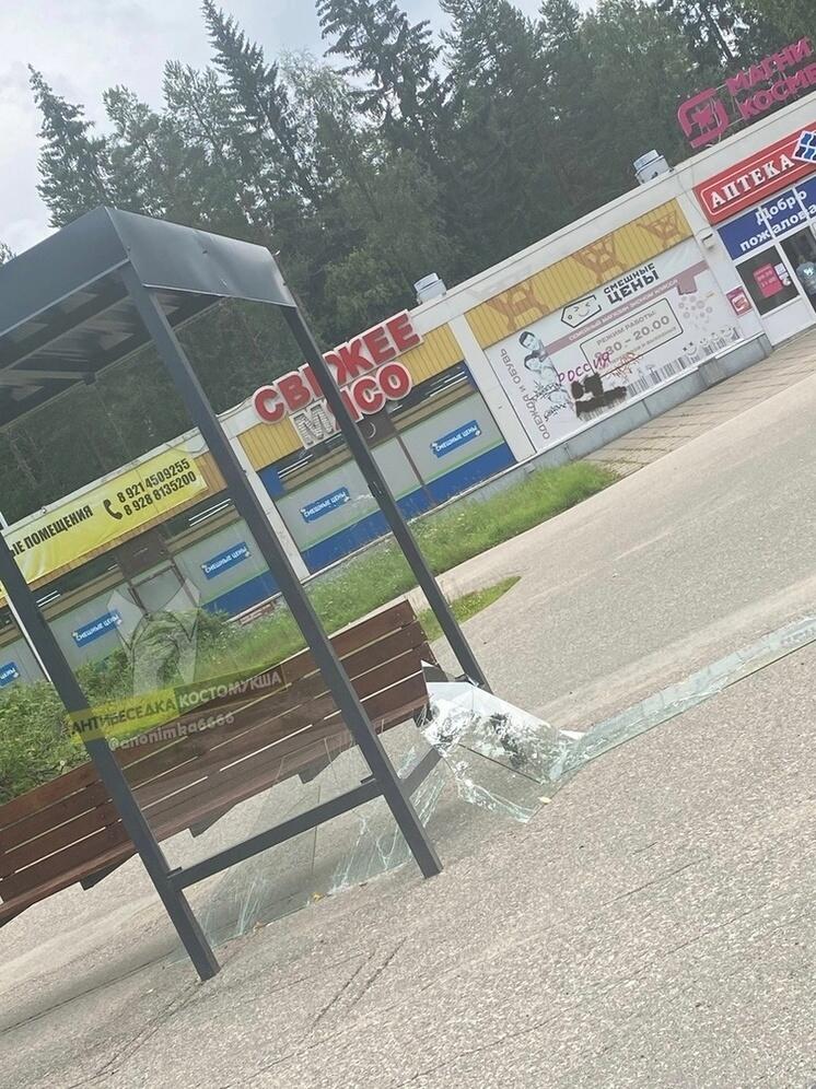 Новые стеклянные остановки в городе горняков Карелии сломали сразу же после установки