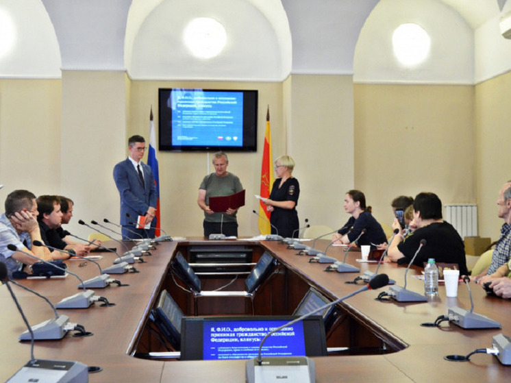 В Твери 12 жителей ДНР получили паспорта гражданина РФ
