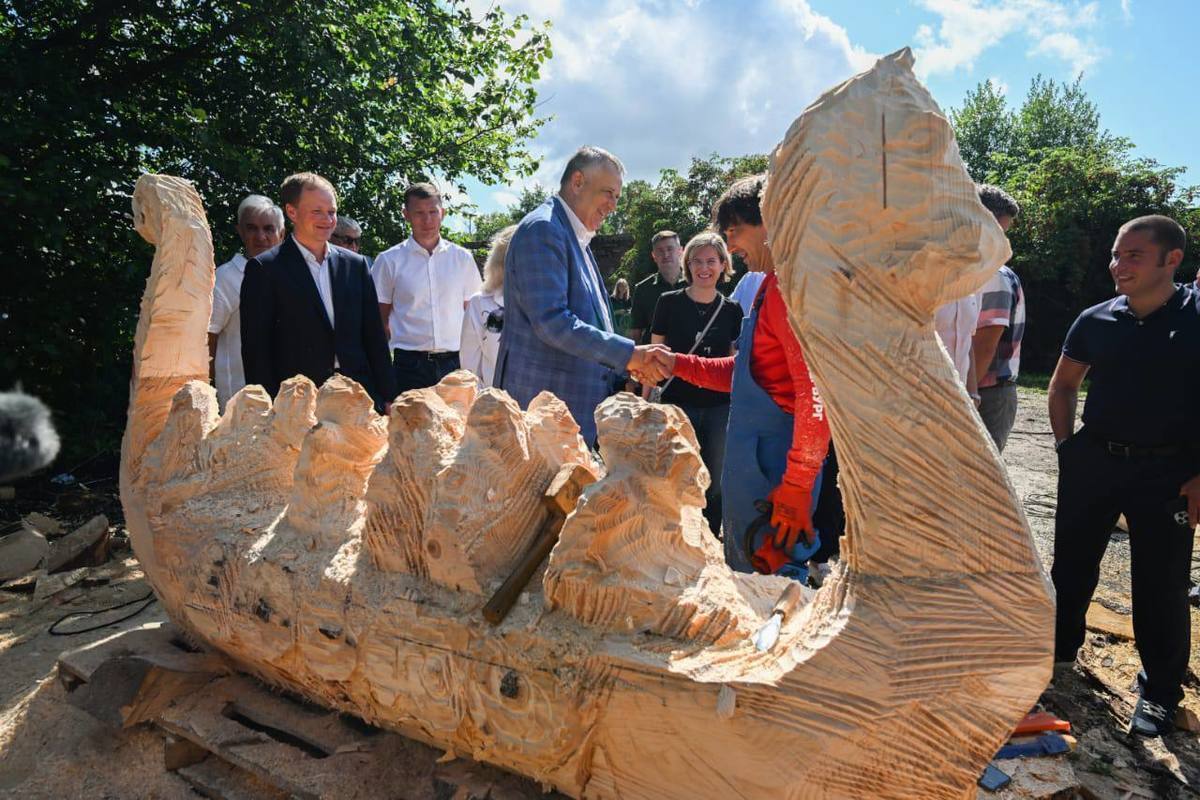 Ленобласть получит в дар пять деревянных скульптур в честь Съезда региональных художников