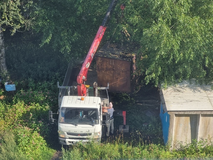 Рабочие сносят незаконные гаражи на Зареке в Петрозаводске