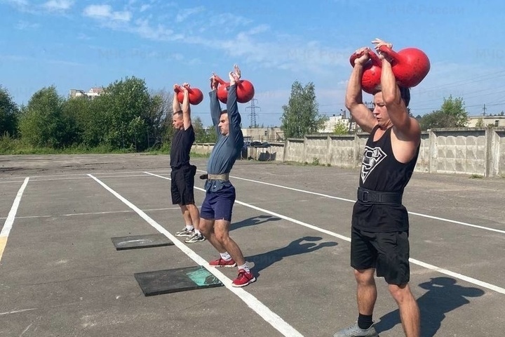 Костромские пожарные померились силами в гиревом спорте