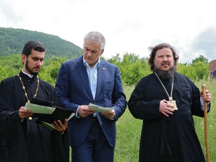 Епископ Каллиник и Глава Крыма Сергей Аксенов посетили монастырь в Лаках