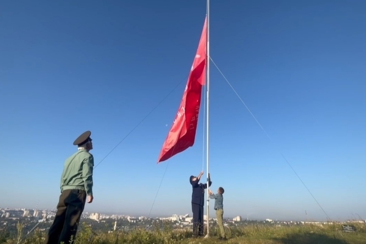 На Меловой горе в Белгороде водрузили Знамя Победы