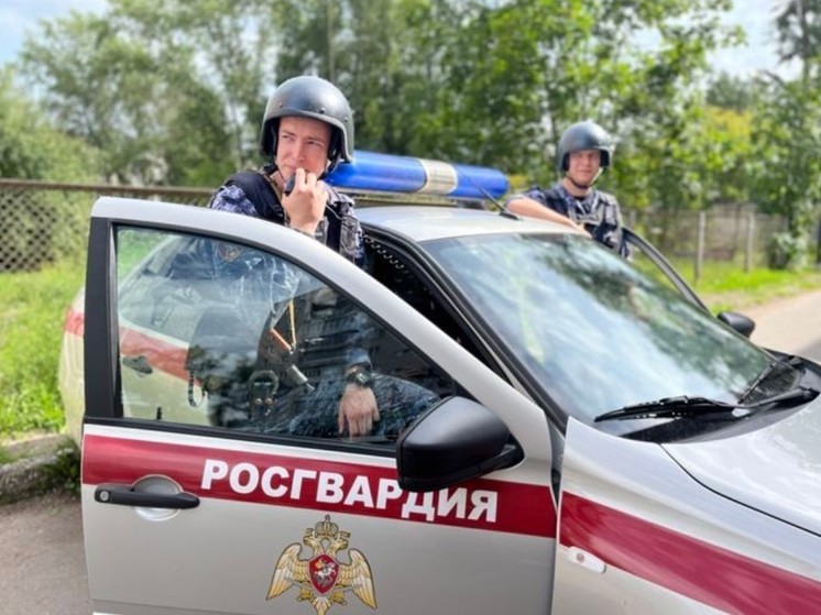 Новгородские росгвардейцы задержали мужчину, разбившего ногой дверь автобуса