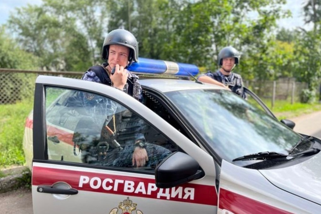 Новгородские росгвардейцы задержали мужчину, разбившего ногой дверь автобуса