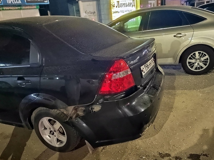 На улице Гагарина в Рязани мотоцикл врезался в припаркованный автомобиль