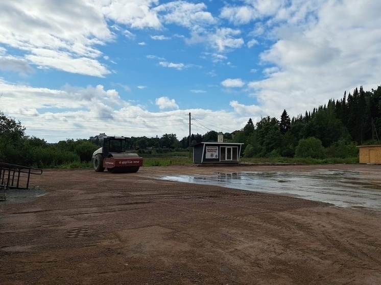 Рабочие приводят в порядок центр туристического города Карелии