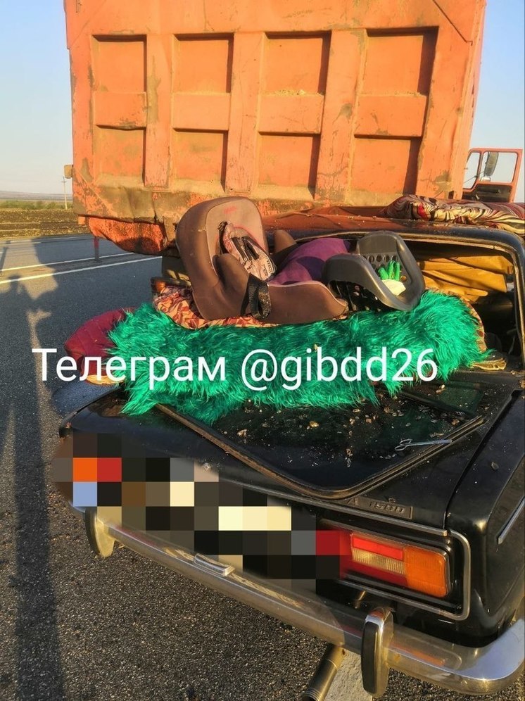 2-летний ребенок чудом не пострадал в ДТП "шестерки" с грузовиком под Невинномысском