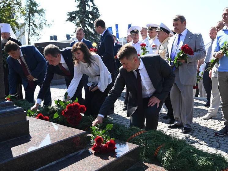 Более 20 прибывших делегаций в Белгород возложили цветы к памятникам и мемориалам
