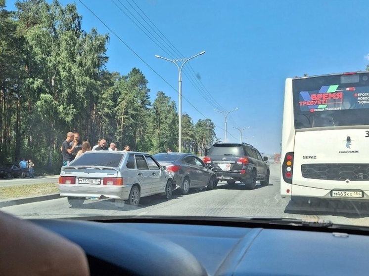 В Новосибирске на Бердском шоссе в массовом ДТП столкнулись не менее пяти автомобилей