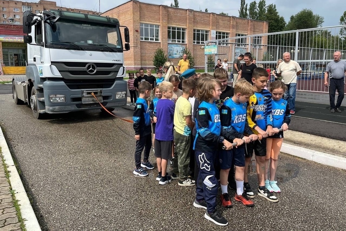 Russian record: children in Stupino dragged a seven-ton tractor