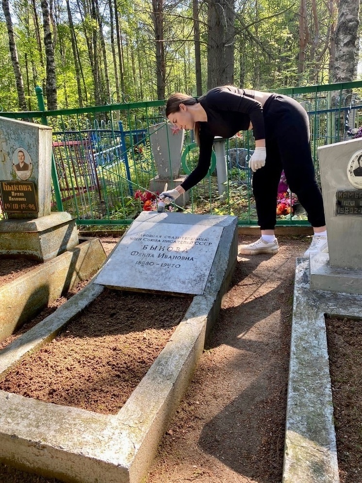 Волонтеры в Карелии привели в порядок могилу поморской сказительницы