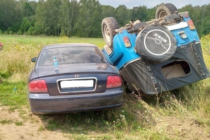 В Орловской области в результате ДТП опрокинулся автомобиль