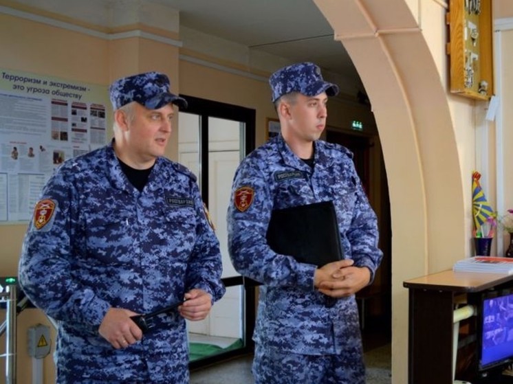 Сотрудники Росгвардии провели учебную тренировку в новгородской гимназии