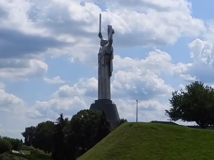 В Киеве приостановили работы по установке трезубца на монумент "Родина-мать" из-за плохой погоды