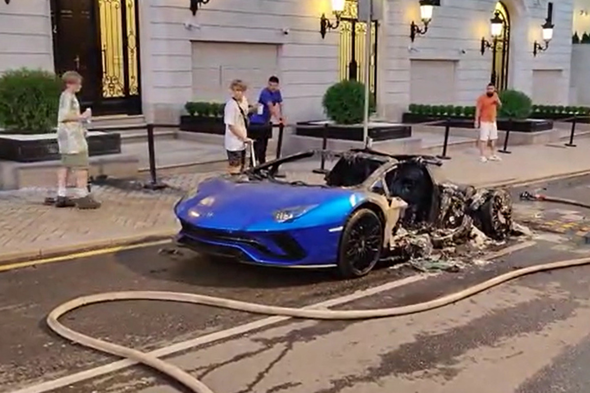 В Москве на ходу запылал спорткар Lamborghini