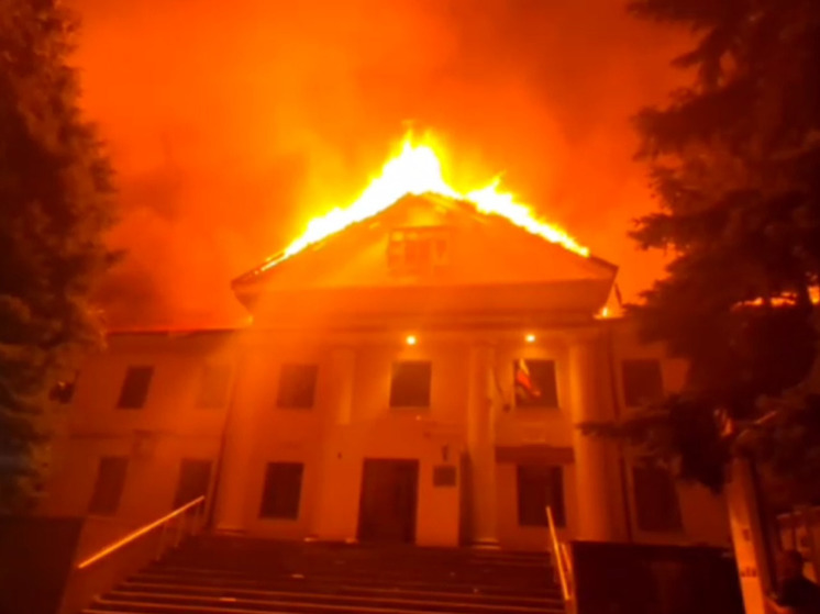 В Донецке пожарные продолжают тушить загоревшийся после  обстрела ВСУ кассетными боеприпасами корпус университета