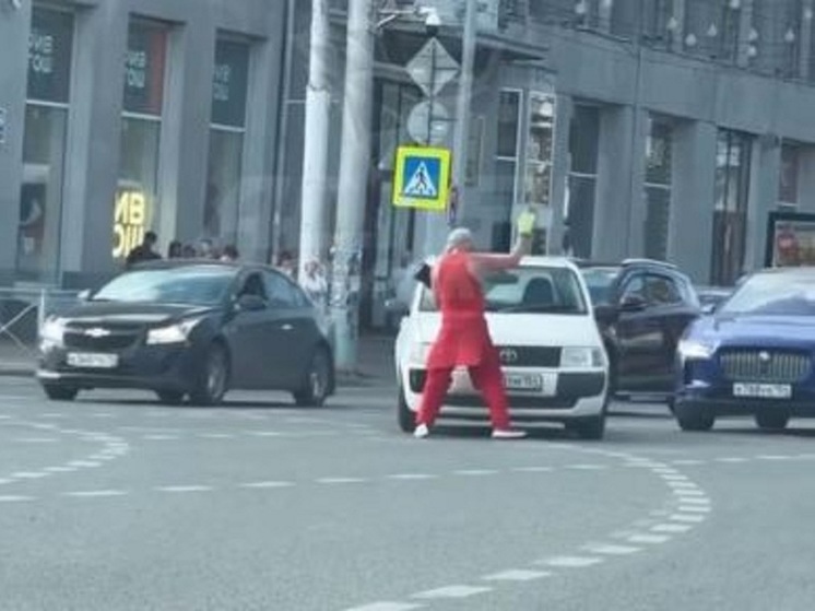 В Новосибирске уличный танцор Валера Дэнсер чуть не спровоцировал ДТП на дороге