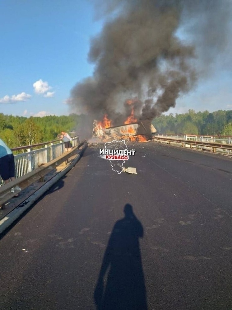 Соцсети: люди погибли в страшном огненном ДТП с фурами на трассе Алтай-Кузбасс
