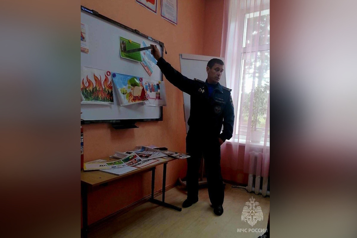 В Демянске сотрудники Госпожнадзора провели занятие по пожарной безопасности для детей