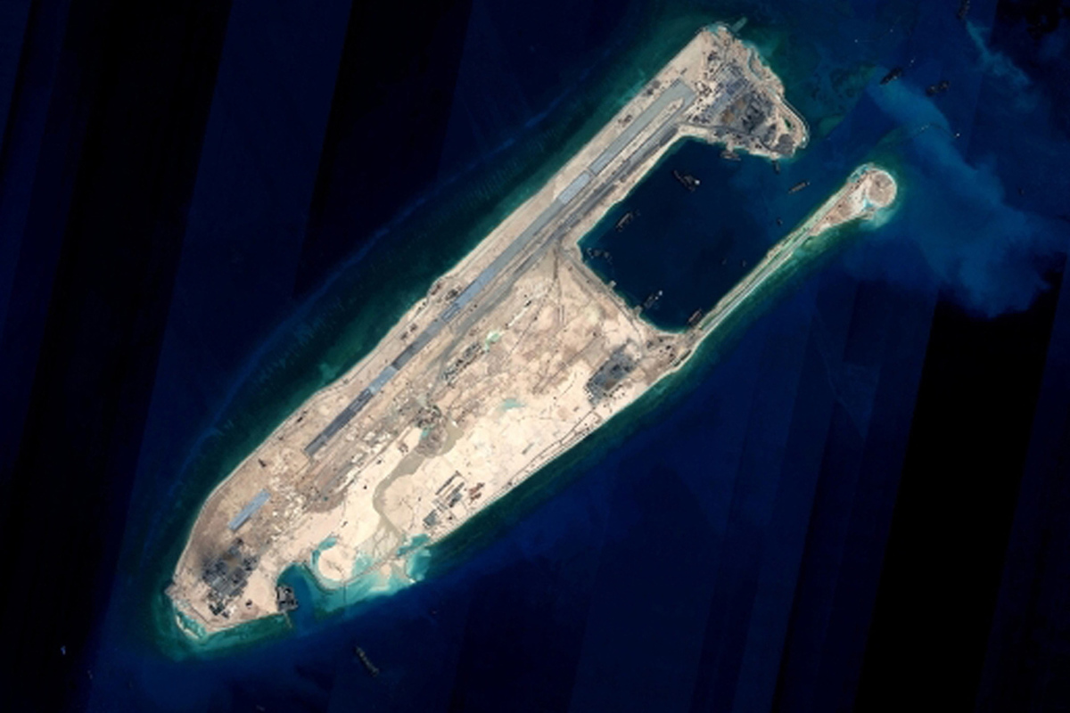 Китай обвинили в стрельбе из водометов на спорных островах